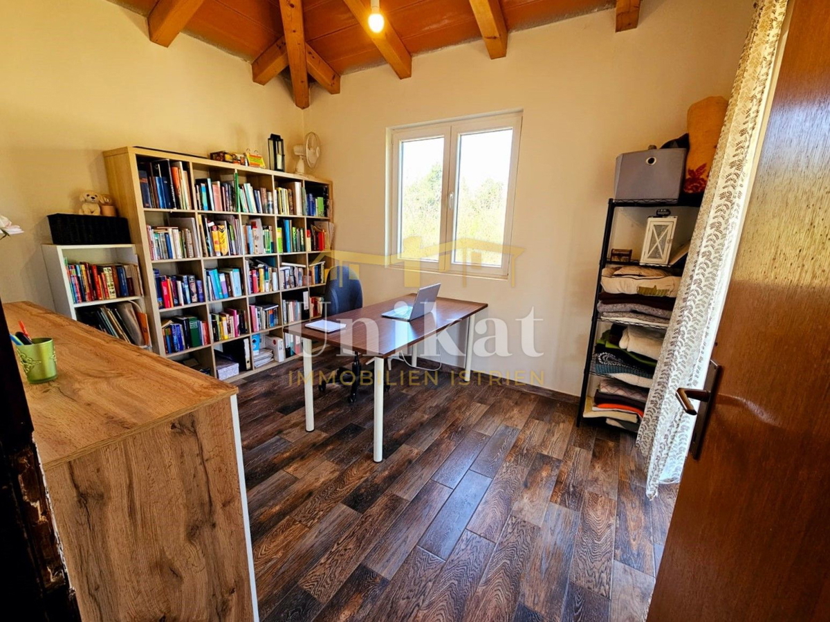 Pritlična hiša brez sosedov 10 km od Poreča - velika vrtna površina